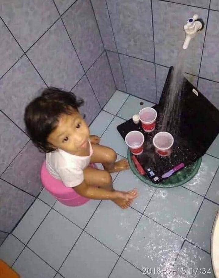 Momen kocak anak-anak ketika bermain air. (facebook.com/Kids in Predicaments)