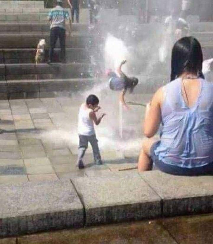 Momen kocak anak-anak ketika bermain air. (facebook.com/Kids in Predicaments)