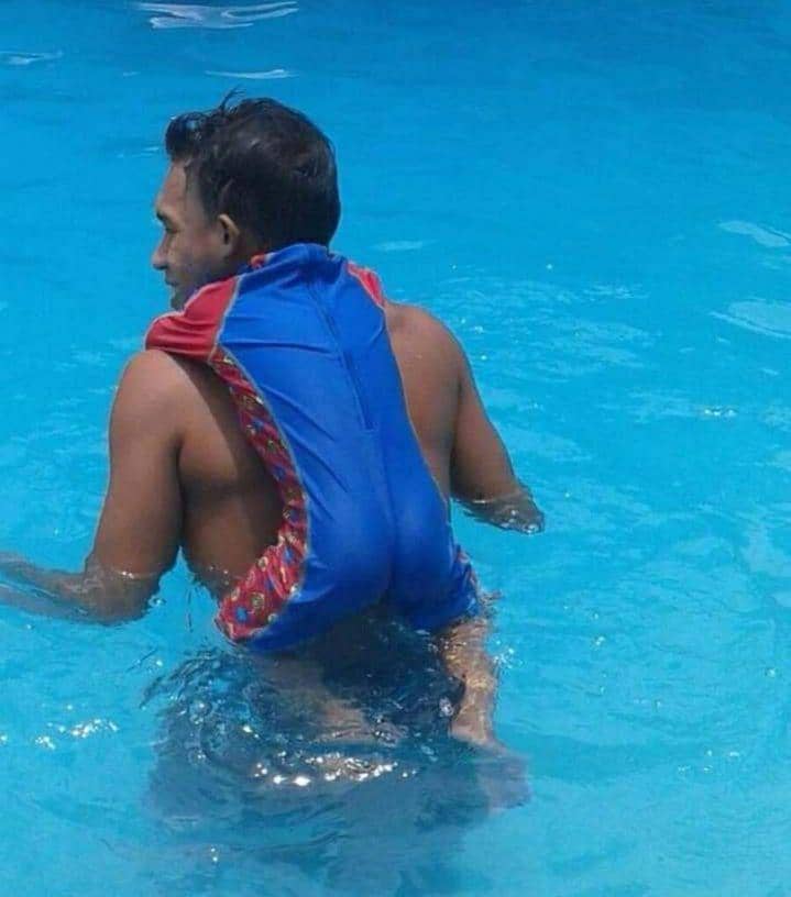 Momen kocak anak-anak ketika bermain air. (facebook.com/Kids in Predicaments)