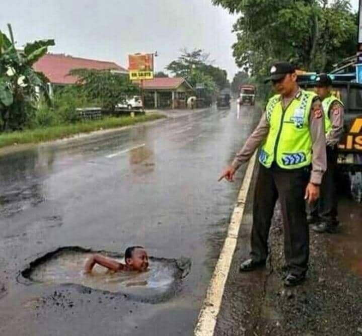 Momen kocak anak-anak ketika bermain air. (facebook.com/Kids in Predicaments)