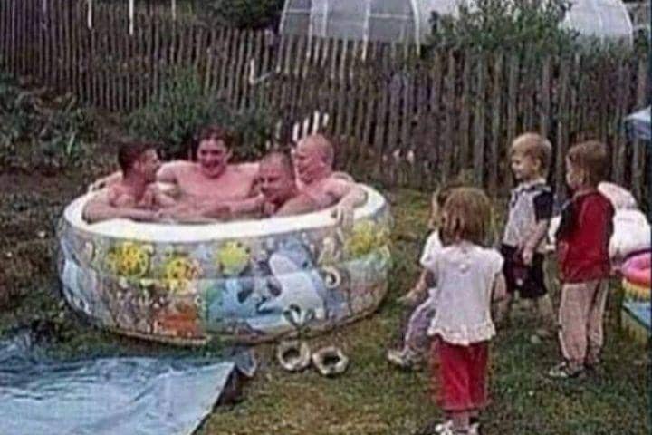 Momen kocak anak-anak ketika bermain air. (facebook.com/Kids in Predicaments)