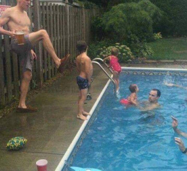 Momen kocak anak-anak ketika bermain air. (facebook.com/Kids in Predicaments)