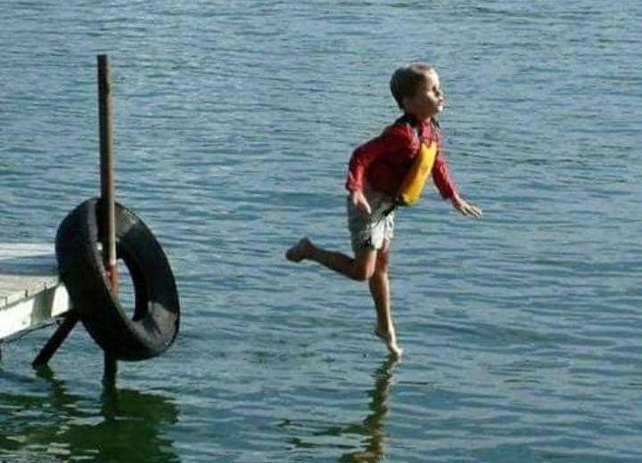 Momen kocak anak-anak ketika bermain air. (facebook.com/Kids in Predicaments)