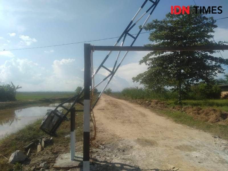 Jalan tani yang dibangun oleh UPT PU Kecamatan PPU dijaga guna portal oleh warga agar tetap baik (IDN Times/Ervan)