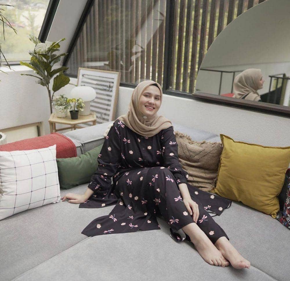 Gaya modis di rumah ala selebgram Dwi Handayani (instagram.com/dwihandaanda)
