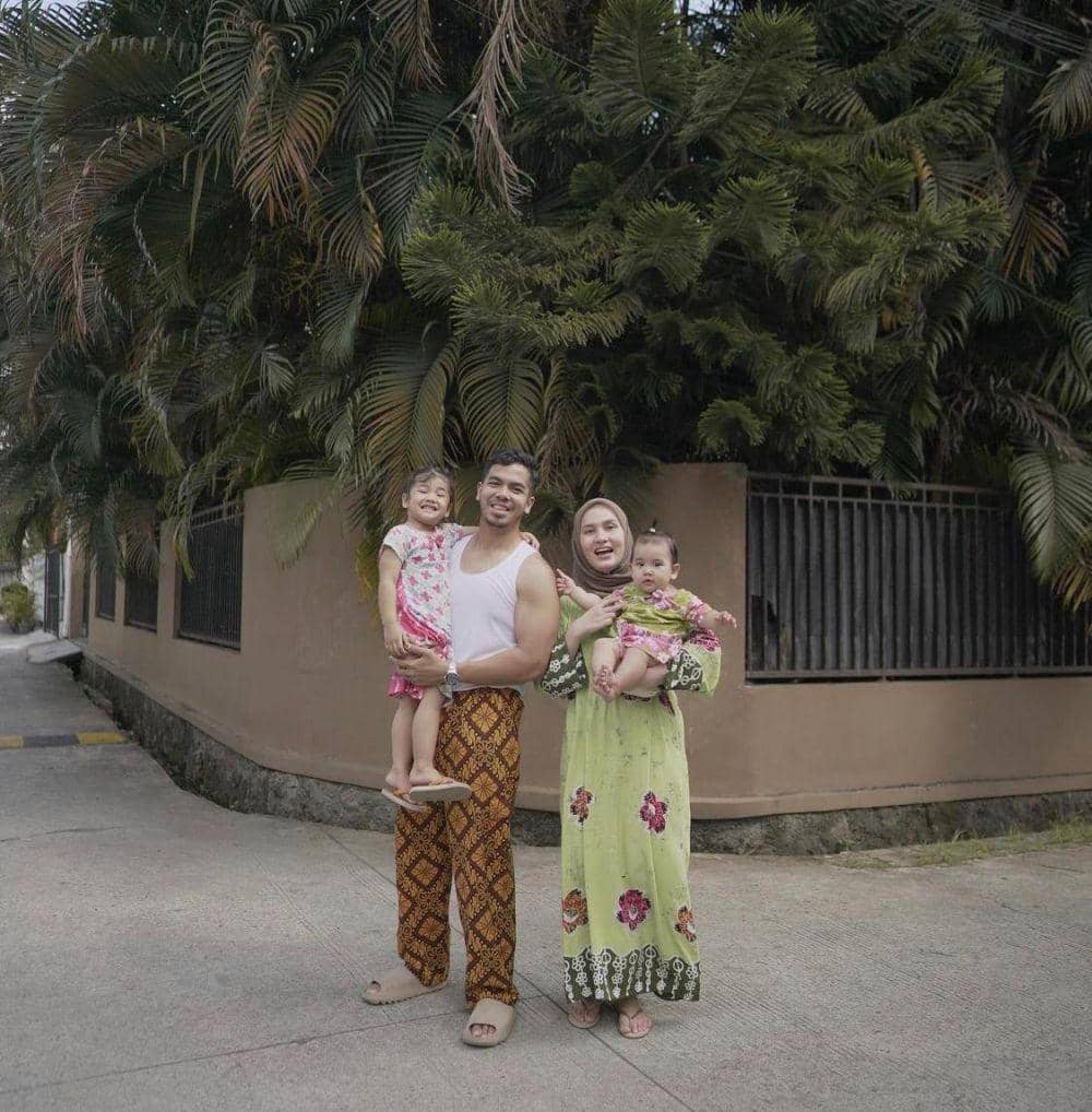 Gaya modis di rumah ala selebgram Dwi Handayani (instagram.com/dwihandaanda)