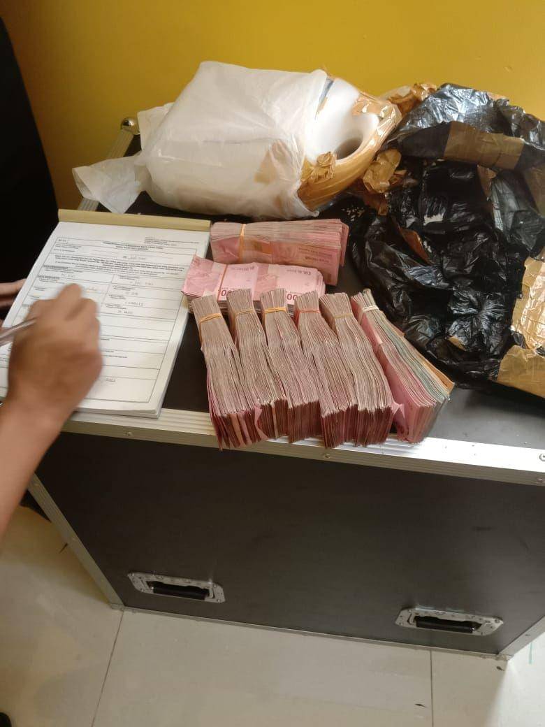 Uang tunai ratusan juta milik CJH asal Tulungagung. IDN Times/ dok PPIH embarkasi Surabaya