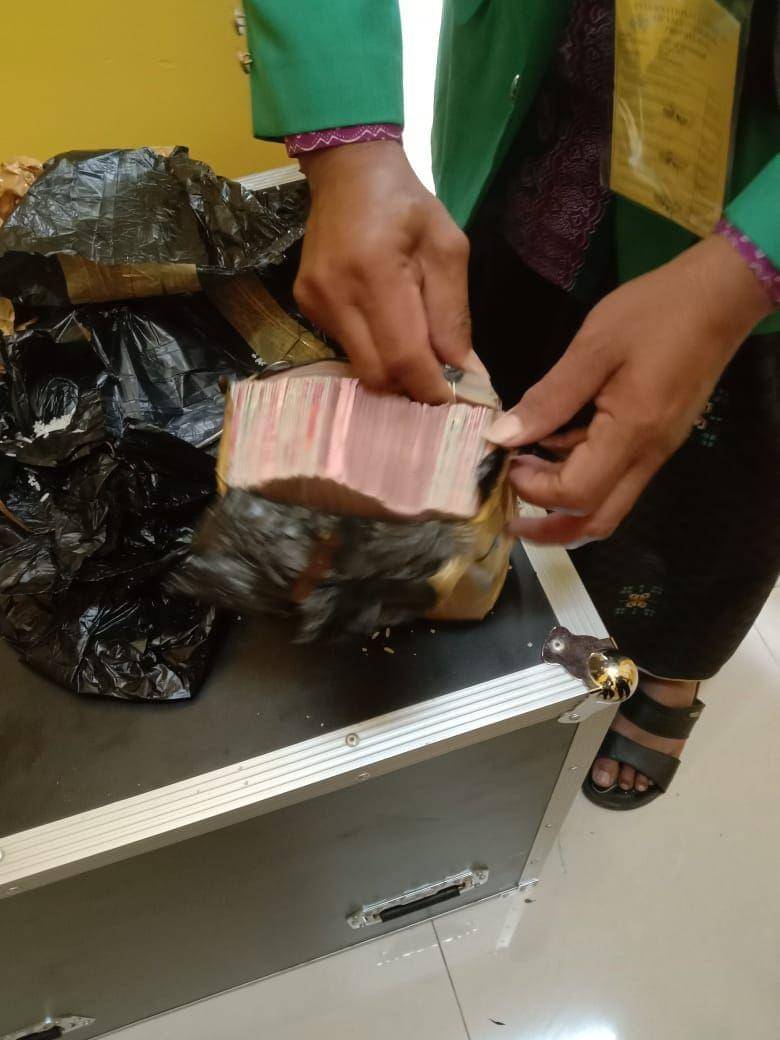 Uang tunai ratusan juta milik CJH asal Tulungagung. IDN Times/ dok PPIH embarkasi Surabaya