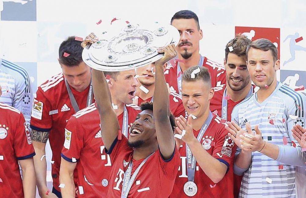Kingsley Coman mengangkat trofi Bundesliga 2017/2018. (instagram.com/king_coman)