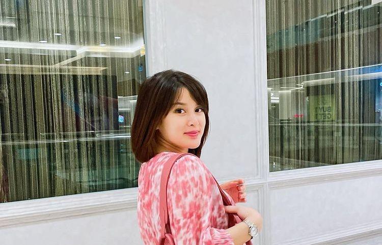 Sudah Jadi Ibu, 9 Potret Rosiana Dewi yang Manglingi Banget
