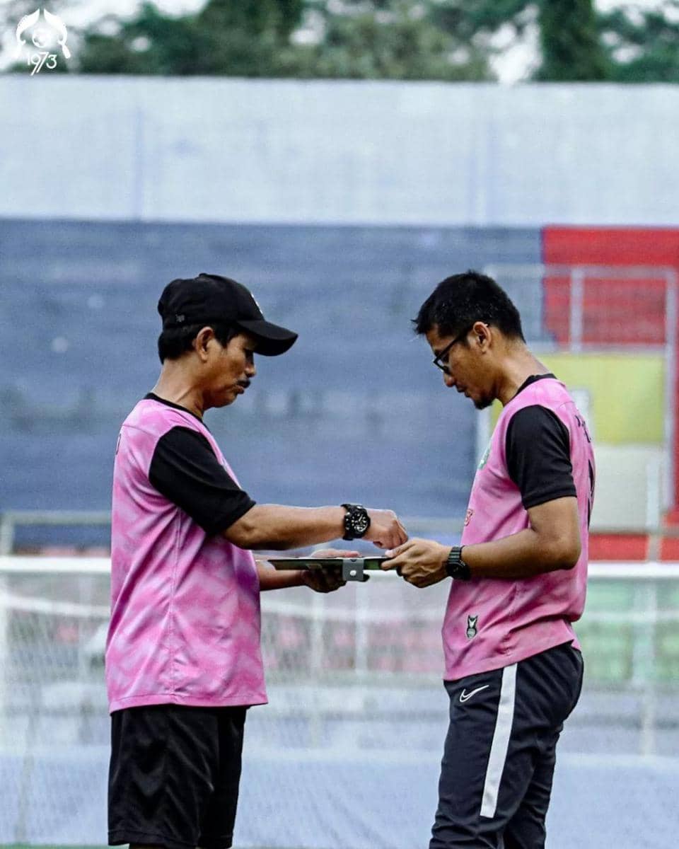Pelatih Persikabo 1973, Djajang Nurdjaman saat memimpin uji coba lapangan di Stadion Kanjuruhan. Instagram/officialpersikabo