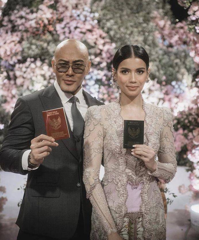 pasangan artis menikah beda usia belasan tahun (instagram.com/sabrinachairunnisa
