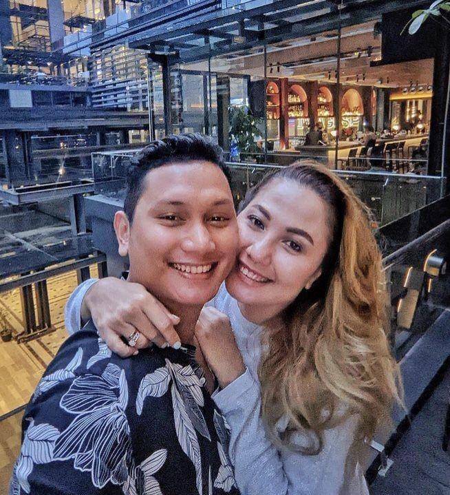 pasangan artis menikah beda usia belasan tahun (instagram.com/emmawarokareal)