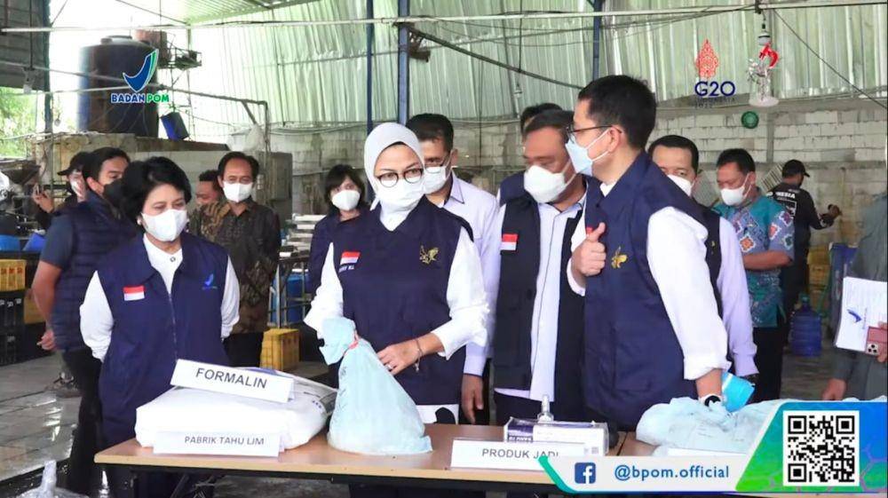 Kepala BPOM RI, Penny K Lukito melakukan sidak ke pabrik tahu berformalin, wilayah Parung, Kabupaten Bogor. (Dok. BPOM RI)