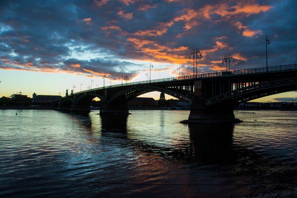 Sungai Rhein di Kota Mainz, Jerman (unsplash.com/Babette Landmesser)