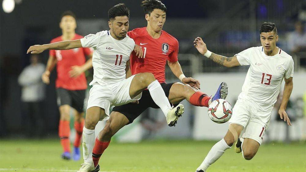 Daisuke Sato (kiri) sedang berebut bola dengan Hwang Hee-chan (tengah) dalam laga internasinal antara Filipina melawan Korea Selatan. (spin.pn)