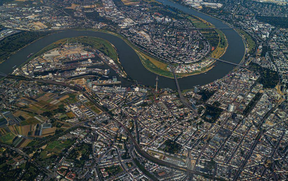 Sungai Rhein membelah Kota Düsseldorf, Jerman (unsplash.com/Dominik Lückmann)