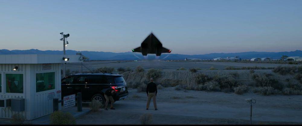 salah satu adegan lepas landasnya jet hipersonik Darkstar di film Top Gun Maverick (space.com/Paramount Pictures)