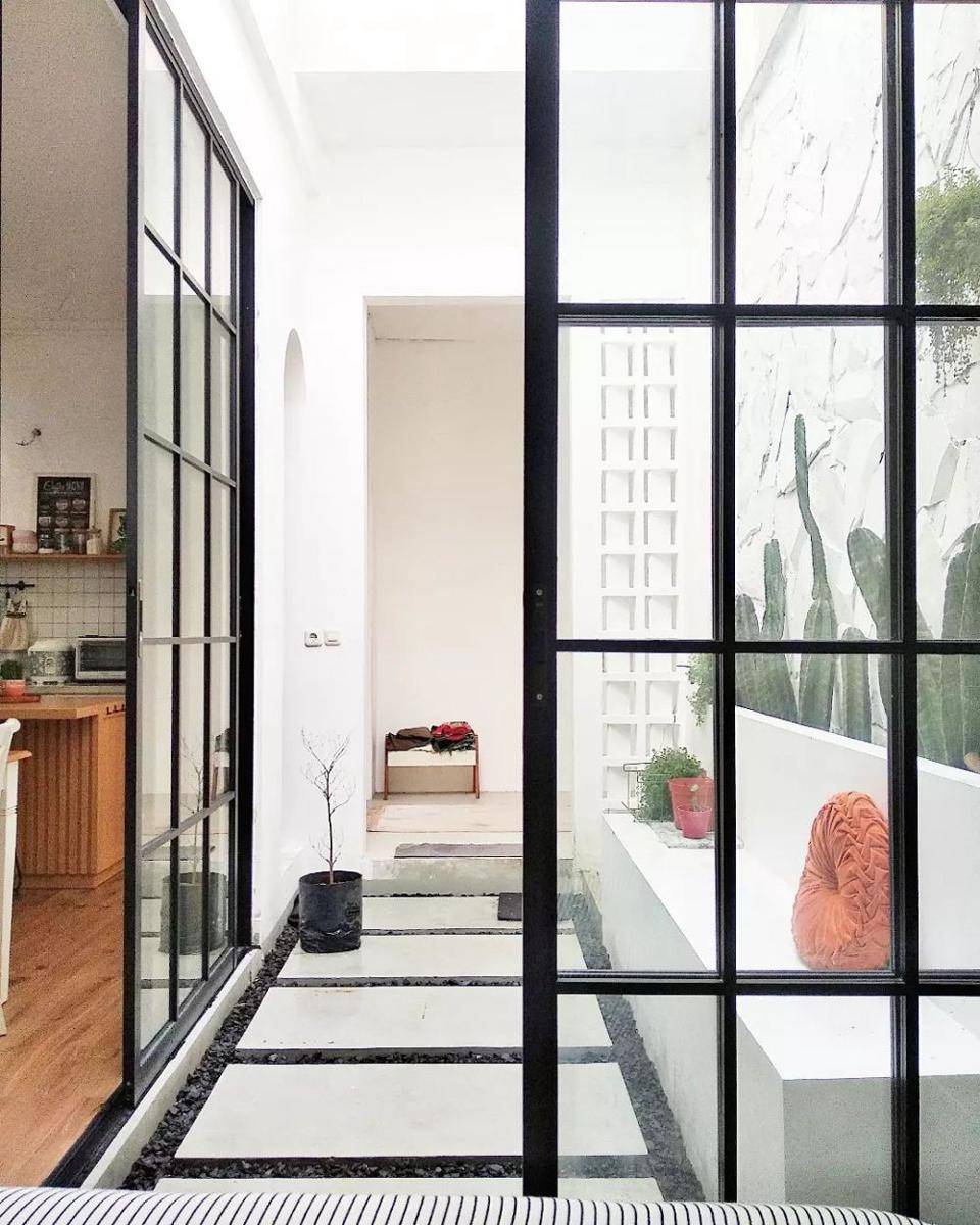 Taman samping rumah (instagram.com/elokishara)