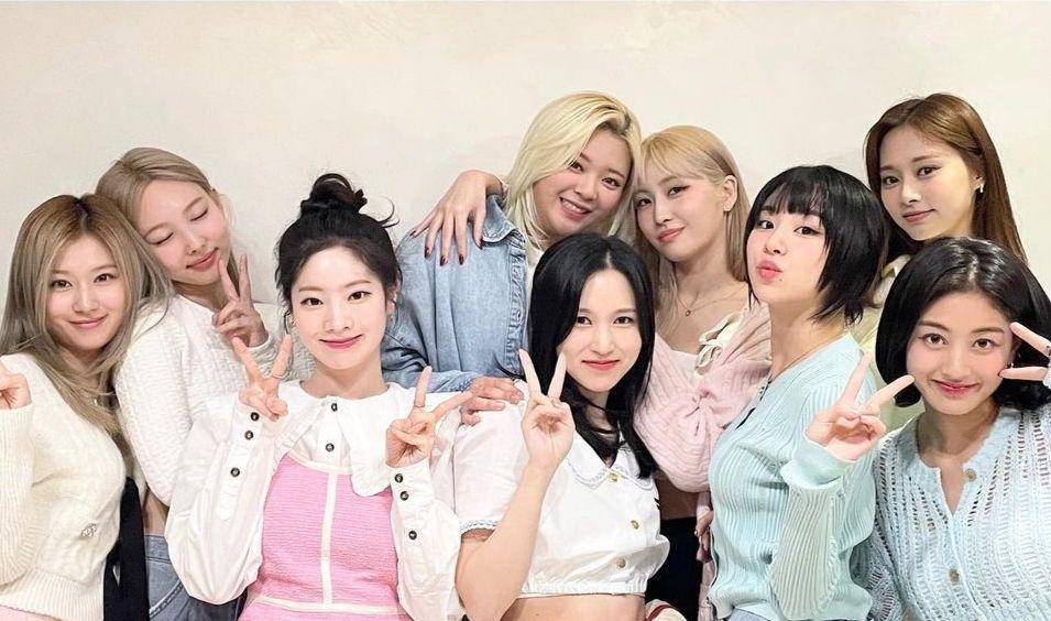TWICE (instagram.com/jypetwice_japan)