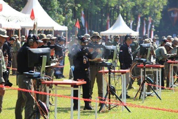 Dalam rangka menyemarakkan Hari Ulang Tahun (HUT) Bhayangkara ke-76, Polri menggelar lomba menembak piala Kapolri di Lapangan Tembak Hogeng Imam Sansoto, Korps Brimob, Kelapa Dua, Depok. Foto: Dok Polri