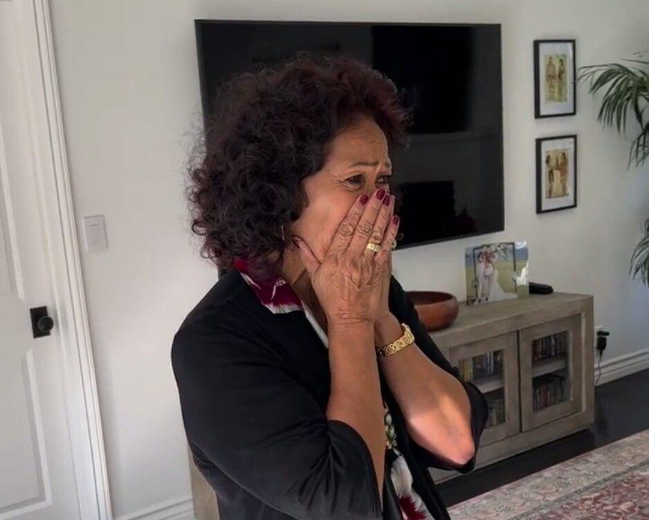 9 Momen Haru Ata Johnson dapat Kejutan Rumah Baru dari Dwayne Johnson