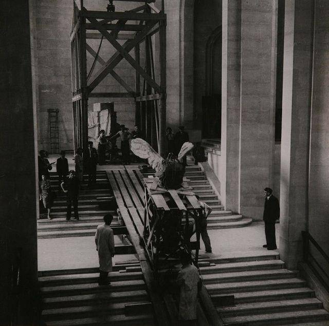 gambar pegawai Museum Louvre memindahkan karya seni berharga di era Perang Dunia II (instagram.com/museelouvre)