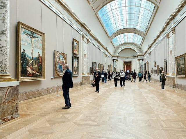 gambar para pengunjung di Museum Louvre (unsplash.com/Zalfa Imani)
