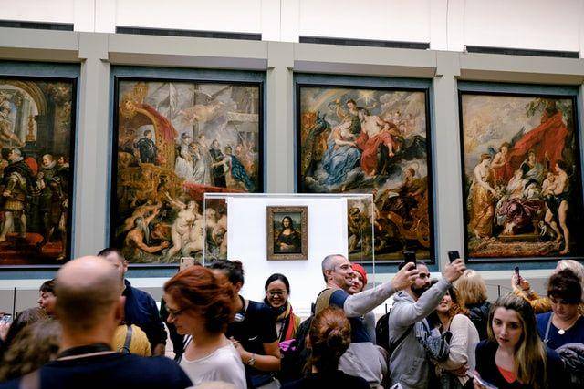 gambar puluhan pengunjung Museum Louvre di depan lukisan Mona Lisa (unsplaah.com/Young Shih)