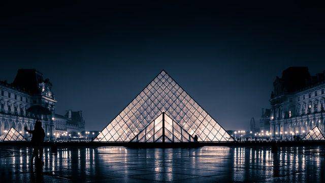 gambar bangunan Museum Louvre di malam hari (unsplash.com/J Venerosy)