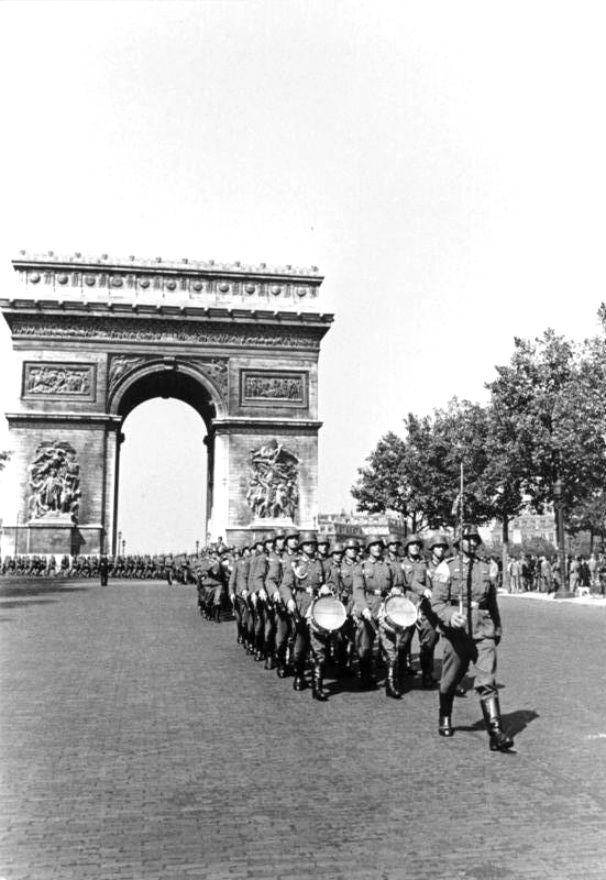 gambar pasukan Nazi berparade di Arc de Triomphe (commons.m.wikimedia.org/Kropf)