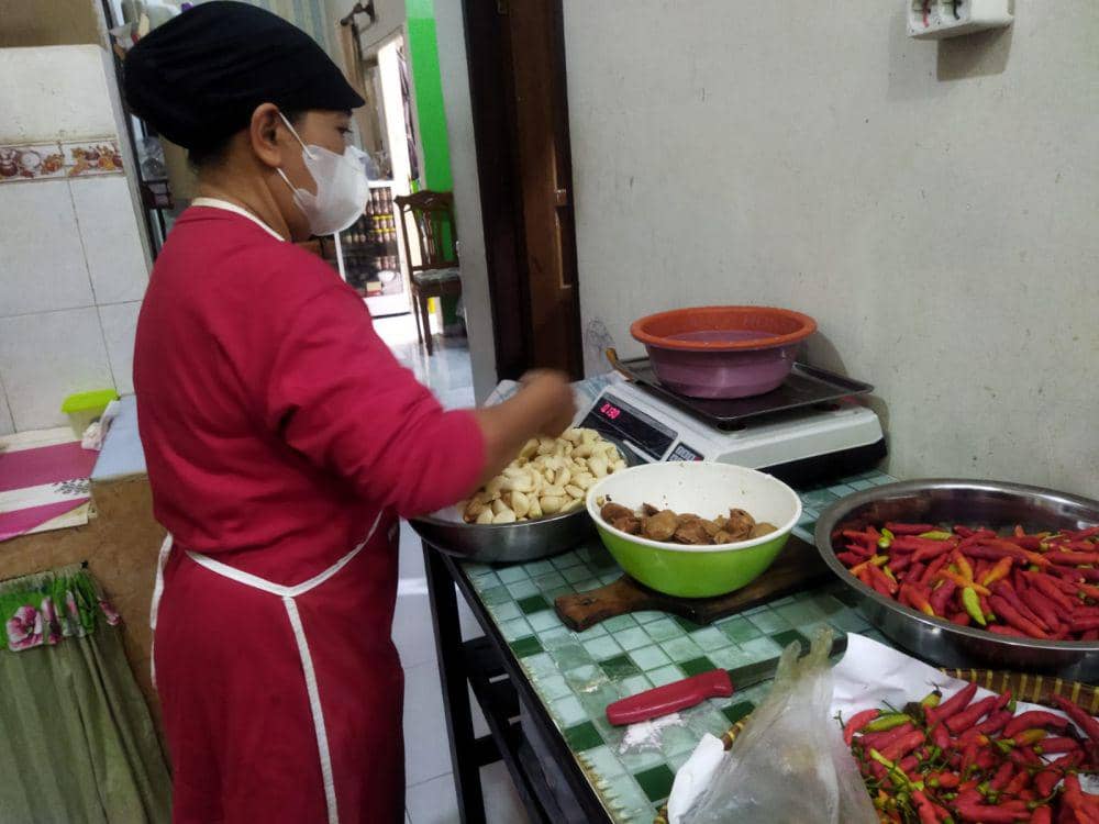 Proses produksi sambal kemasan milik Heni Wardhani. Dok/istimewa