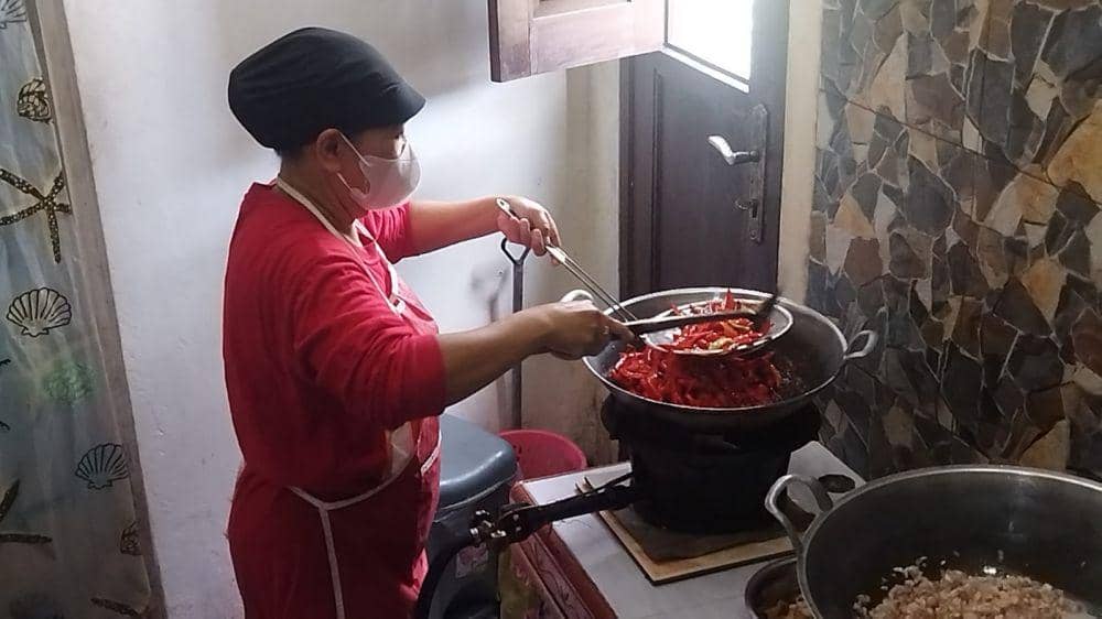 Proses produksi pembuatan sambal kemasan. IDN Times/Alfi Ramadana