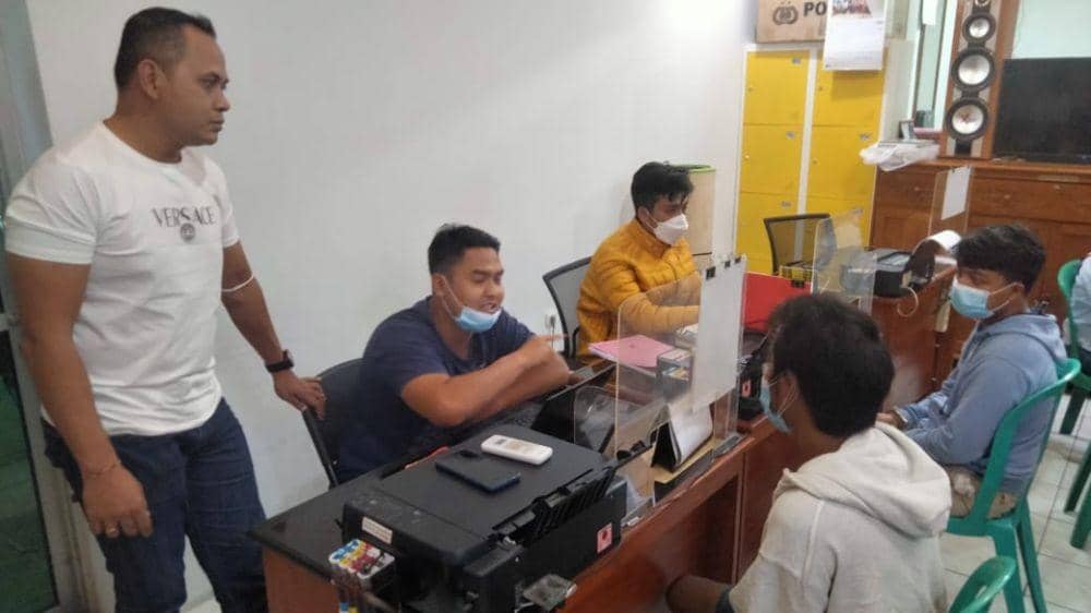 Kedua tersangka diperiksa penyidik Satresnarkoba Polresta Mataram. (Dok. Polresta Mataram)