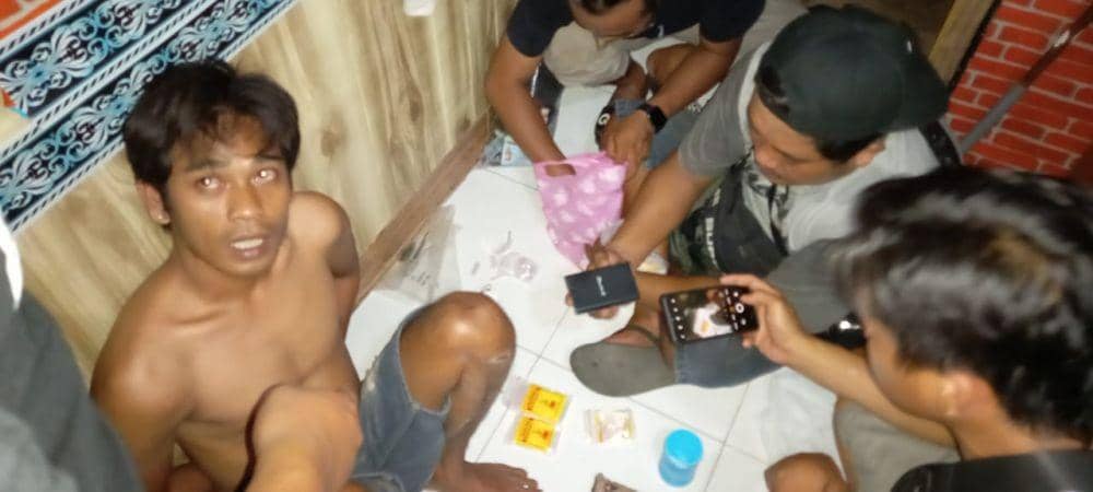 Polisi saat melakukan penggeledahan. (Dok. Polresta Mataram)