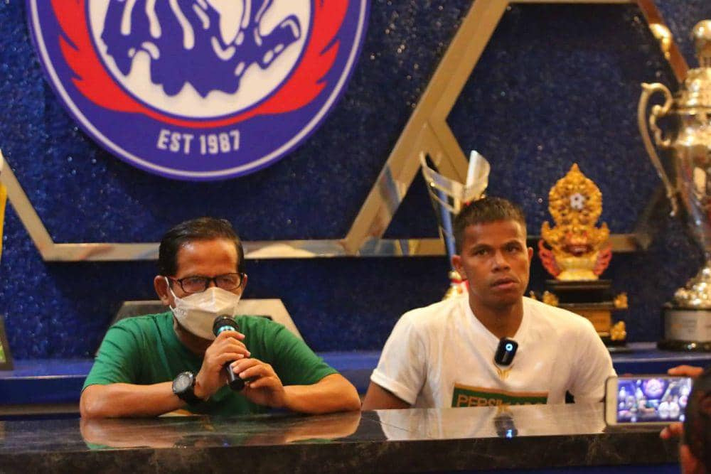 Pelatih Persikabo 1973, Djajang Nurdjaman saat menyampaikan keterangan jelang laga kontra Persik Kediri. Dok/istimewa