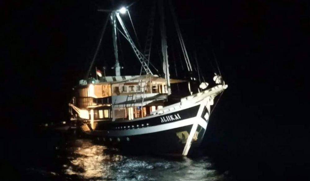 Kapal wisata yang mengalami gangguan mesin di Selat Lombok mengangkut sejumlah wisatawan dari berbagai negara. (Dok. SAR Mataram)