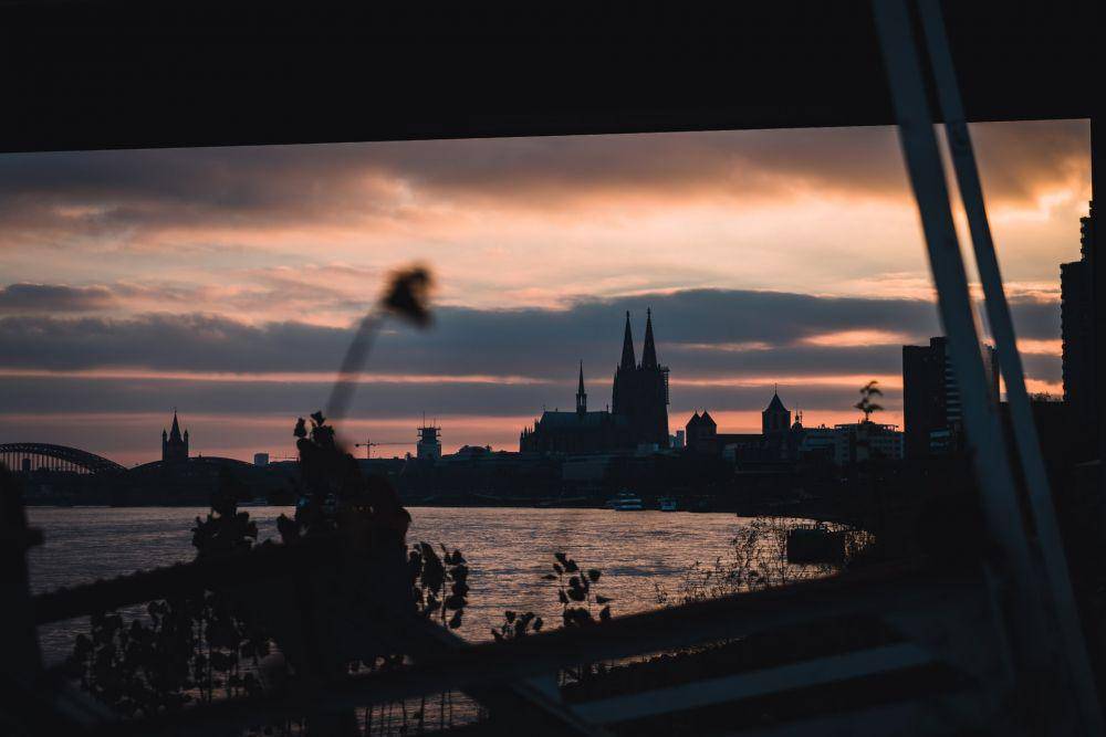 Sungai Rhein di Kota Koln, Jerman (unsplash.com/ Mika Baumeister)