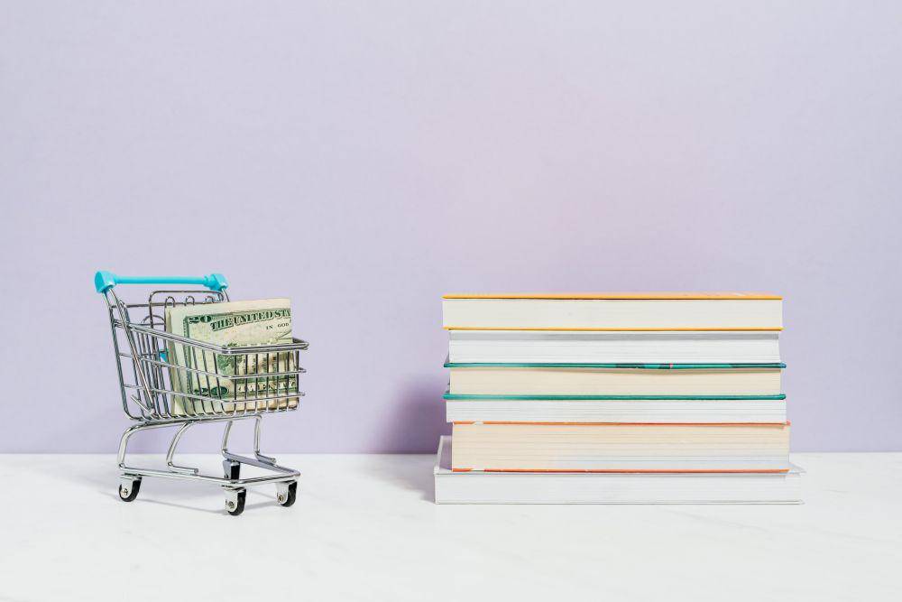 Ilustrasi tumpukan buku tema finansial (Pexels.com/Karolina Grabowska)
