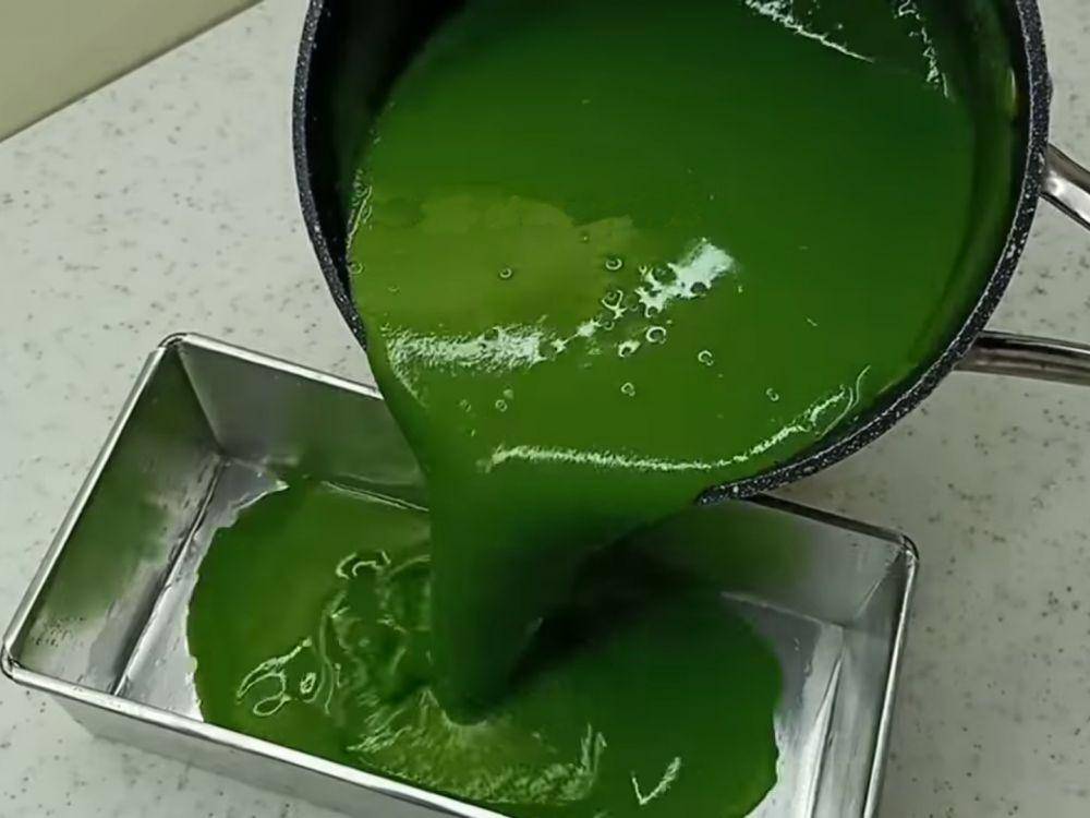 Menuang puding ke loyang (youtube.com/Mama Ci Memasak)