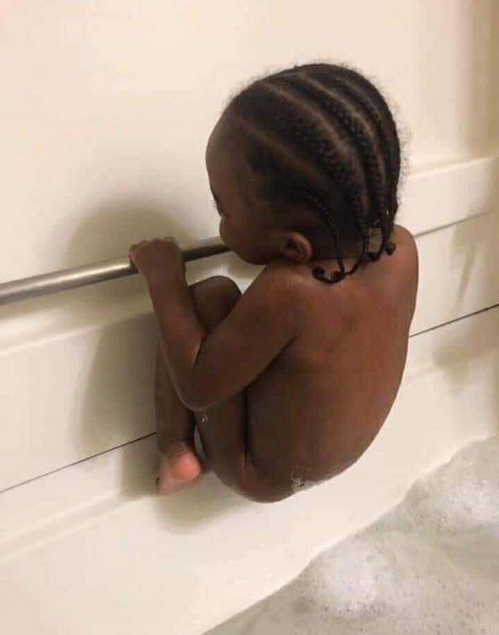 Anak kecil terjebak dalam kesulitan. (facebook.com/Kids in Precaments)