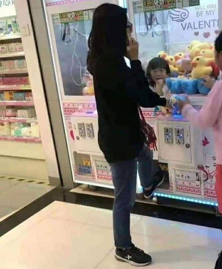 Anak kecil terjebak dalam kesulitan. (facebook.com/Kids in Precaments)