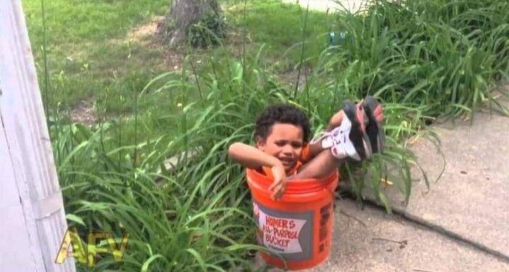 Anak kecil terjebak dalam kesulitan. (facebook.com/Kids in Precaments)