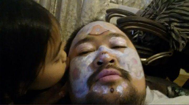 Anak jadi MUA untuk sang ayah. (twitter.com/rgatchalian)