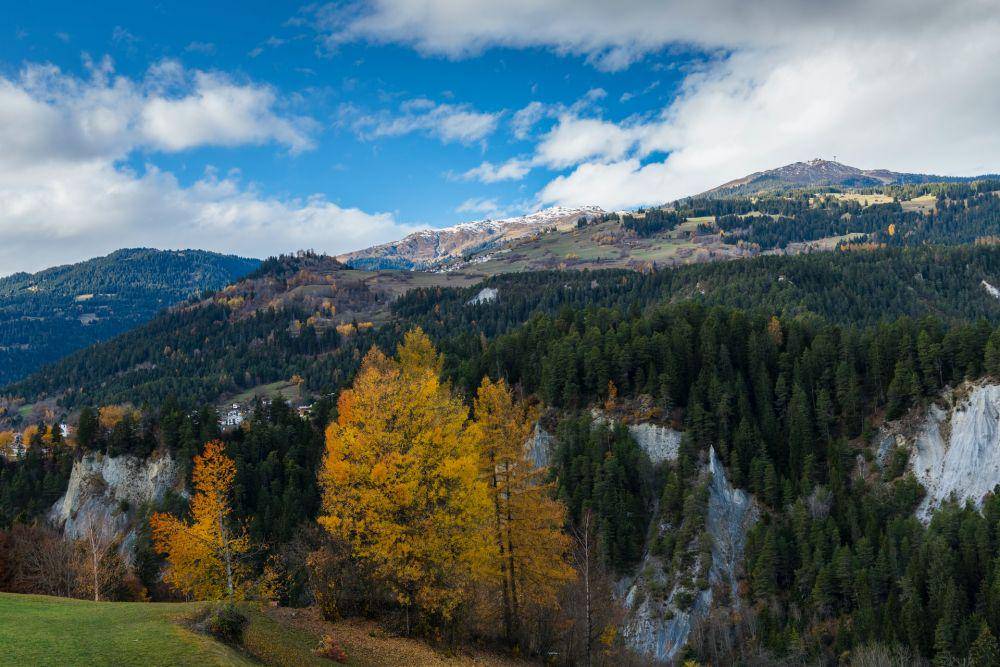 pemandangan di Kanton Graubuenden, Swiss (unsplash.com/Sepp Rutz)