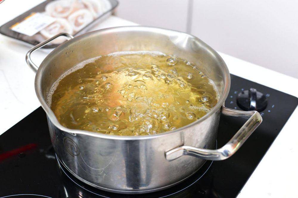 ilustrasi memanaskan minyak goreng (pixabay.com/myccf)