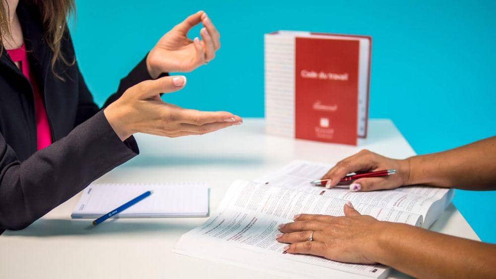 Mengkomunikasikan pada pimpinan tempatmu bekerja mengenai statusmu yang adalah mahasiswa (pixabay.com/CUsai)