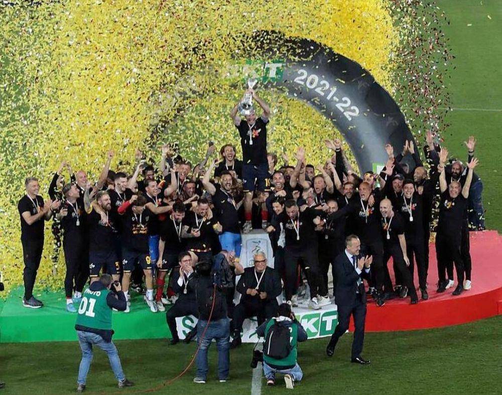 US Lecce merayakan juara Serie B 2021/2022. (instagram.com/uslecce)
