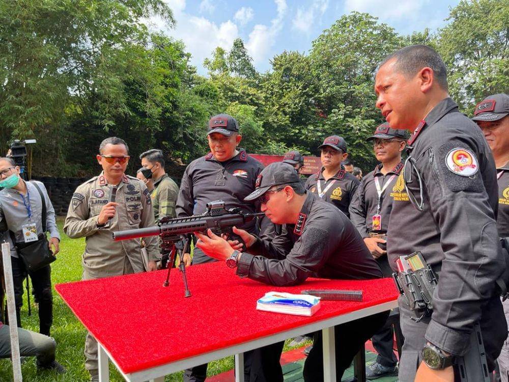 Dalam rangka menyemarakkan Hari Ulang Tahun (HUT) Bhayangkara ke-76, Polri menggelar lomba menembak piala Kapolri di Lapangan Tembak Hogeng Imam Sansoto, Korps Brimob, Kelapa Dua, Depok. Foto: Dok Polri