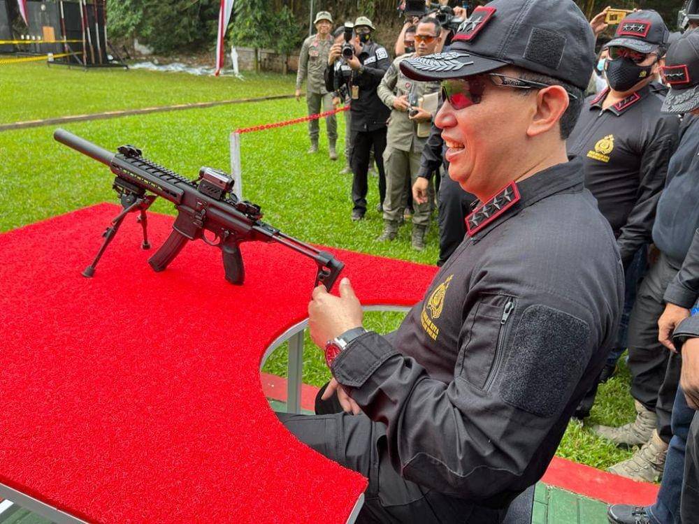 Dalam rangka menyemarakkan Hari Ulang Tahun (HUT) Bhayangkara ke-76, Polri menggelar lomba menembak piala Kapolri di Lapangan Tembak Hogeng Imam Sansoto, Korps Brimob, Kelapa Dua, Depok. Foto: Dok Polri